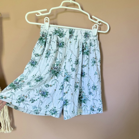 ✨VINTAGE✨ floral wide leg flowy shorts - Picture 3 of 5
